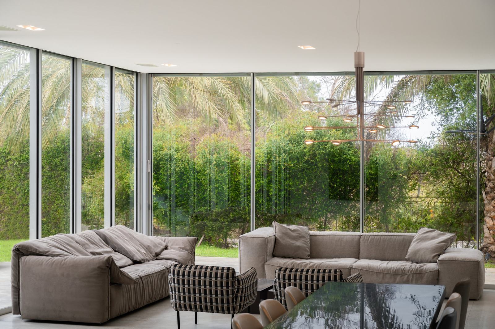 Glass pavilion house, photographed by Re-Capture