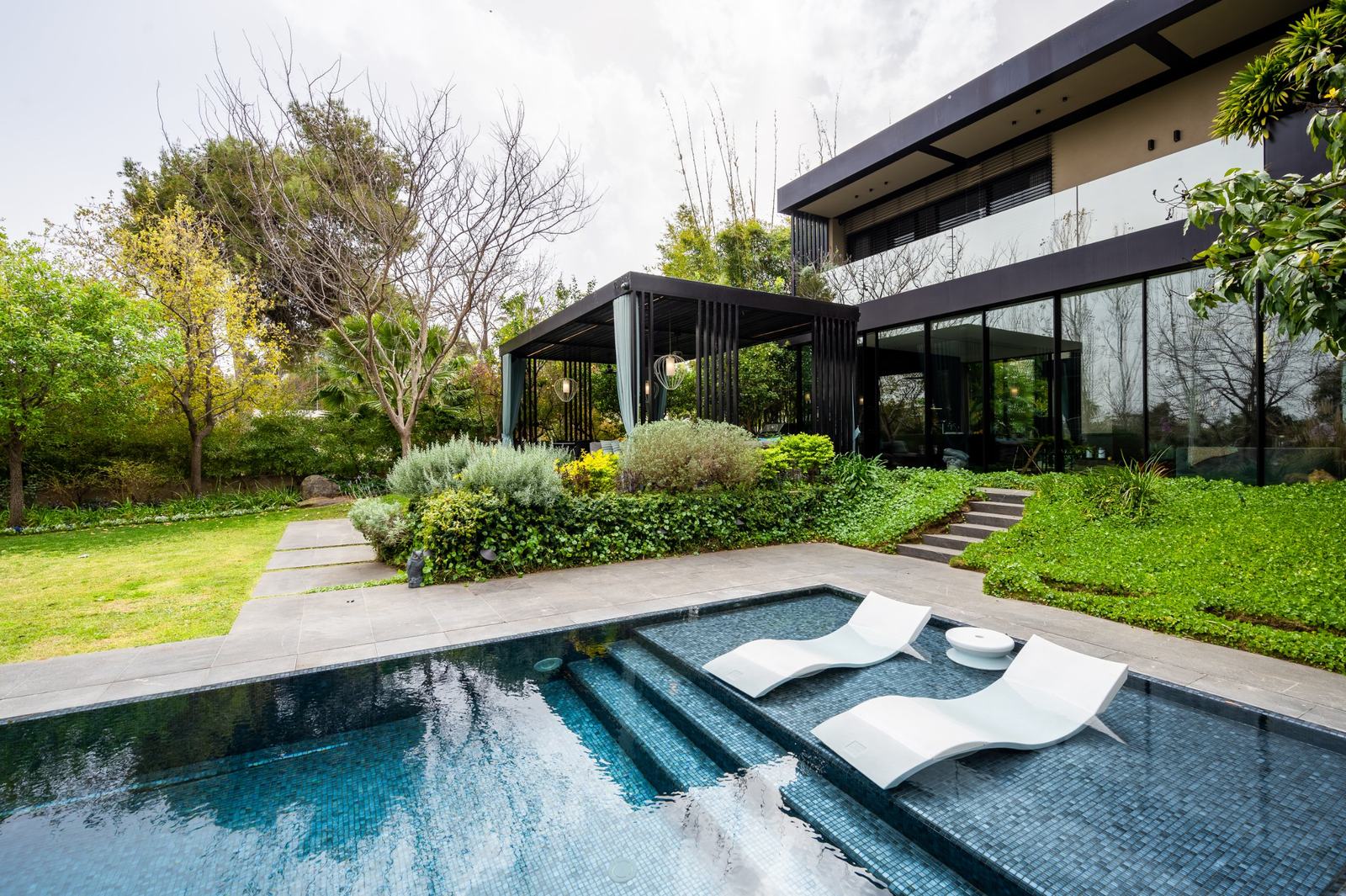 Bamboo courtyard house, photographed by Re-Capture